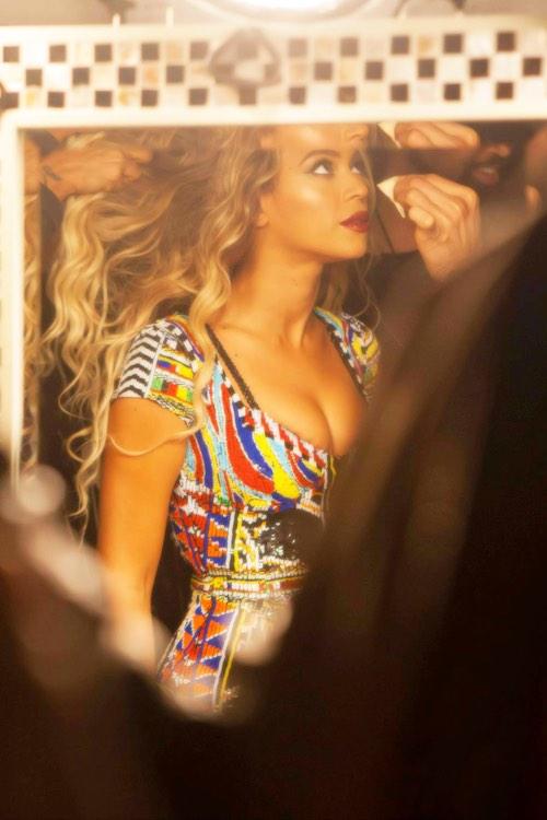 bb218eg's tweet photo. #99ProblemsButMyAssAintOne 🐝🐝🐝@Beyonce artist of the year #AMAs #flawless http://t.co/EvWV5w8bDu