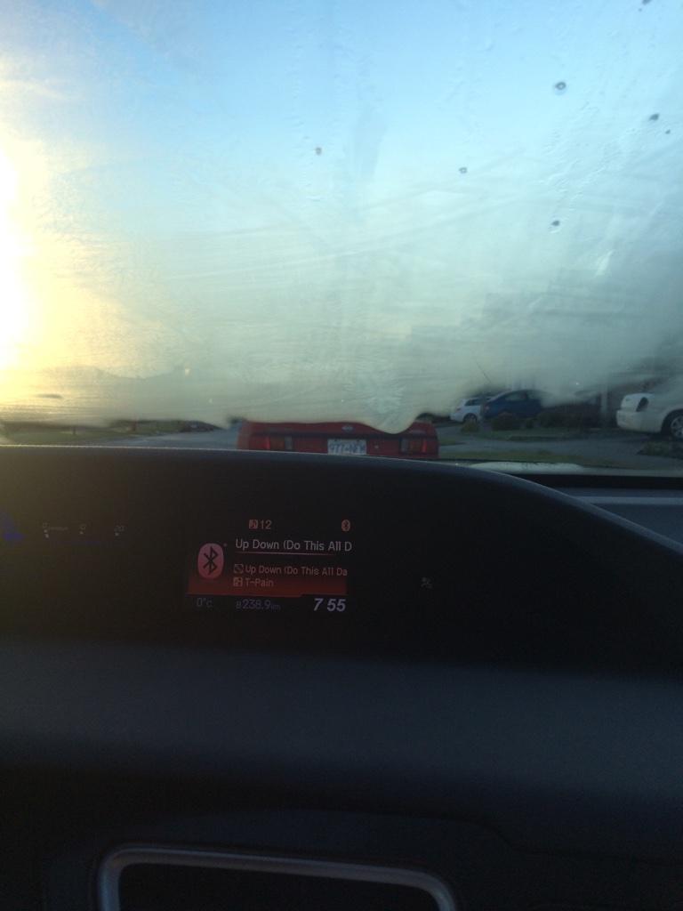 marikadonovan's tweet photo. The first day your windshield freezes.... Shoot. #gunnabelate #icandrivewiththatspaceright? #aintnobodygottimeforthat http://t.co/rJVjNeBDQU