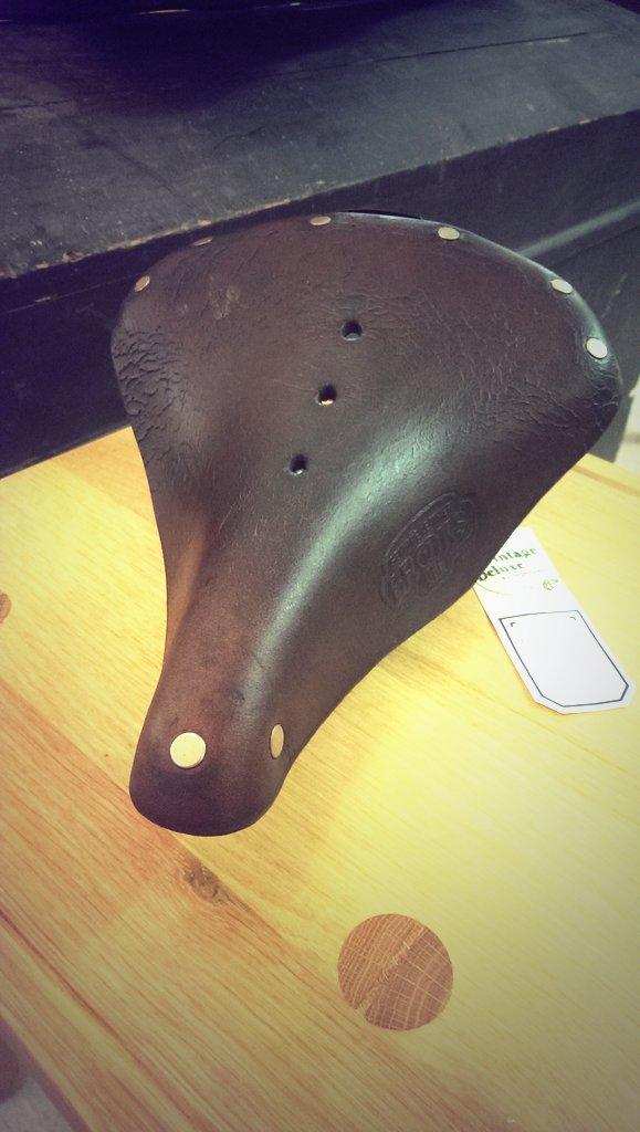 VintageDeluxe43's tweet photo. True #Vintage #design: a #Brooks #London #bicycle #sadle. Great on a #fixie #bike w/ a #vintage_style http://t.co/CY58GR4Sy5