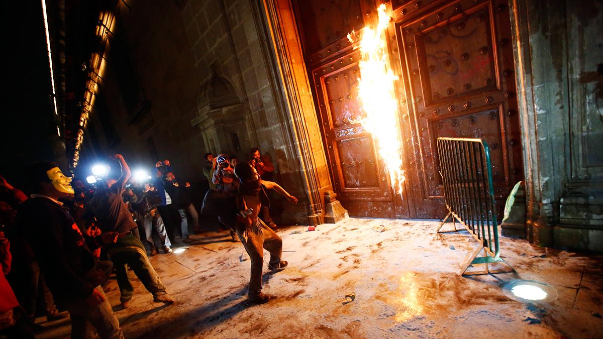 euronews's tweet photo. #YaMeCansé: Mexico’s desperate rallying cry http://t.co/h7sLSPWhDK #Mexico43  #Mexico http://t.co/YLhX5vCHh9