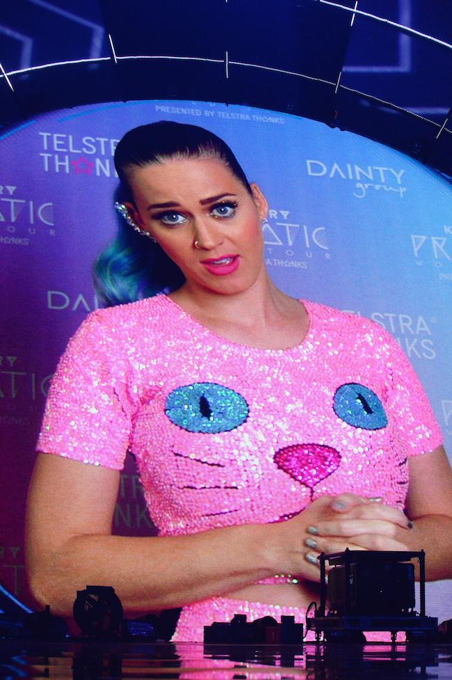 DiarioPrisma's tweet photo. Ayer fueron los #EMA2014 y participaron artistas como Katy Perry, Ariana Grande y 1D. ¿Cual fue tu favorito? http://t.co/JQbnmlDRT6