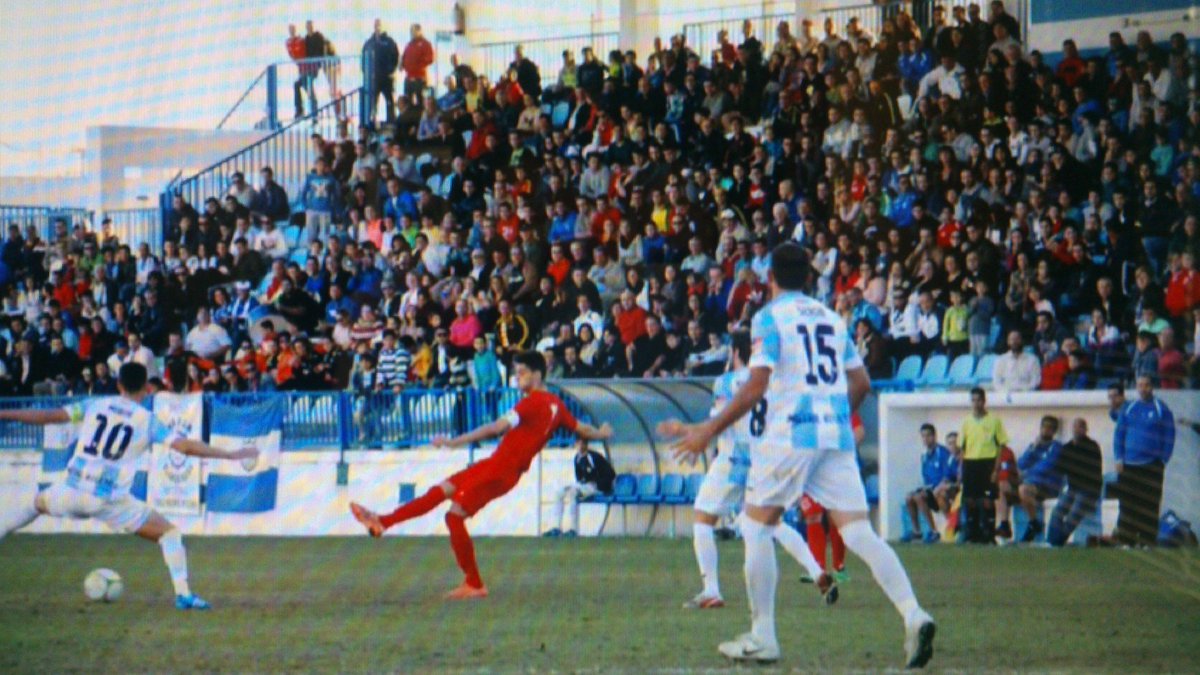 delosmotriles's tweet photo. Hacía tiempo que no veía el Escribano asíVaya partido emocionante el vivido ayer cn victoria para el @MotrilAtletico http://t.co/U9Bi7tcYOj