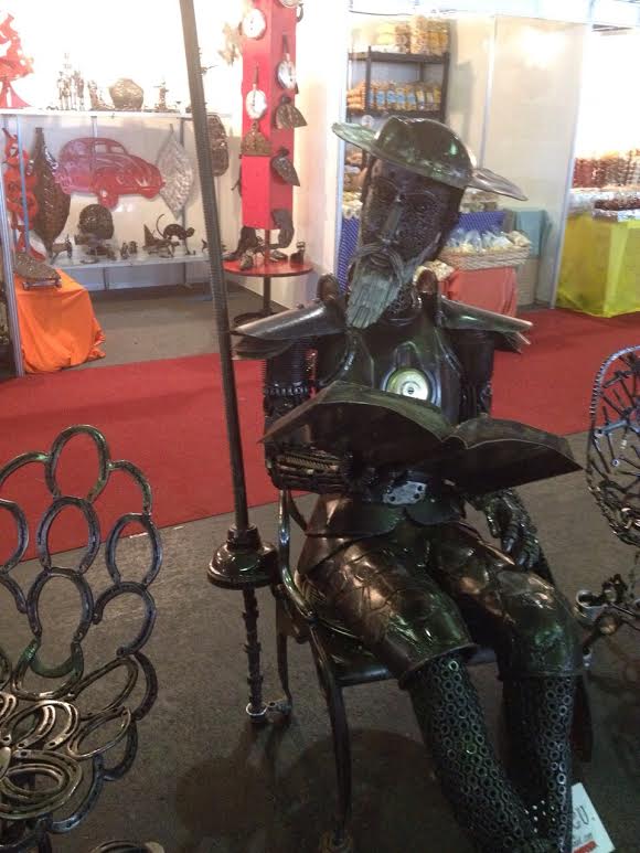 sigamarconi's tweet photo. O artesão Zakeu, da Cidade Ocidental, utiliza reciclagem de peças de motos e automóveis em seus  trabalhos. http://t.co/xIsCYSf3Jb