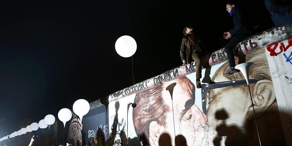 bzberlin's tweet photo. Die #Lichtgrenze und das #Mauerfall-Spektakel sorgten weltweit für Aufsehen http://t.co/kf3AyjJrqe http://t.co/z3CMUBxRkn