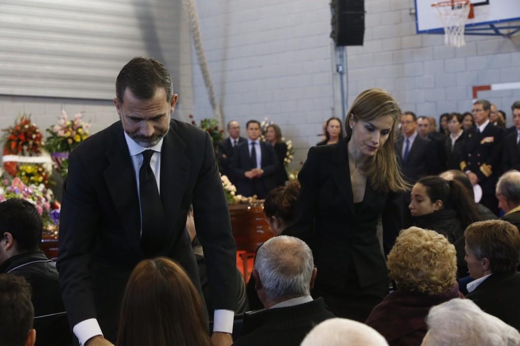 CasaReal's tweet image. Los Reyes presidieron el funeral por los 14 fallecidos en el accidente de autobús en Murcia