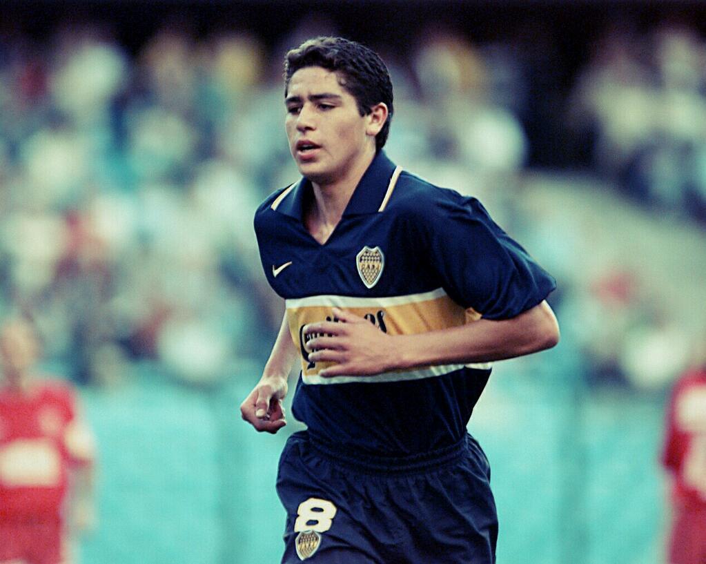 Hoy se cumplen 18 años del debut de Riquelme en Primera. Gracias por tu fútbol. #18AñosDeROMANce