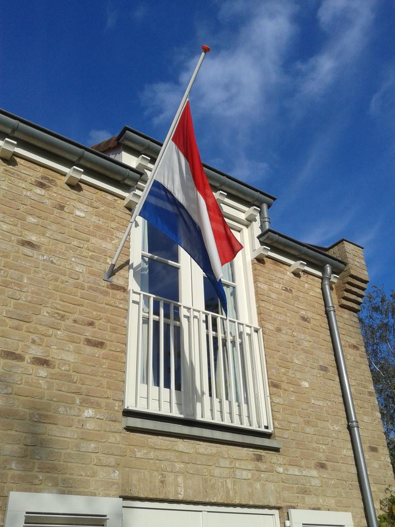 HermanZwart's tweet photo. Uit respect. #MH17. Helaas zie ik weinig vlaggen. http://t.co/hLQJP1pCRT