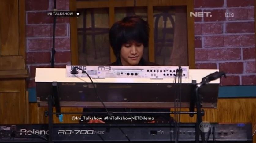 mdtvindonesia's tweet photo. Nih @apriliokevin ditembak mengiringi nyanyian @newsuleprikitiw dan @andretaulany74 dgn piano! #IniTalkshowNETDilema http://t.co/XvO0a4xhcd