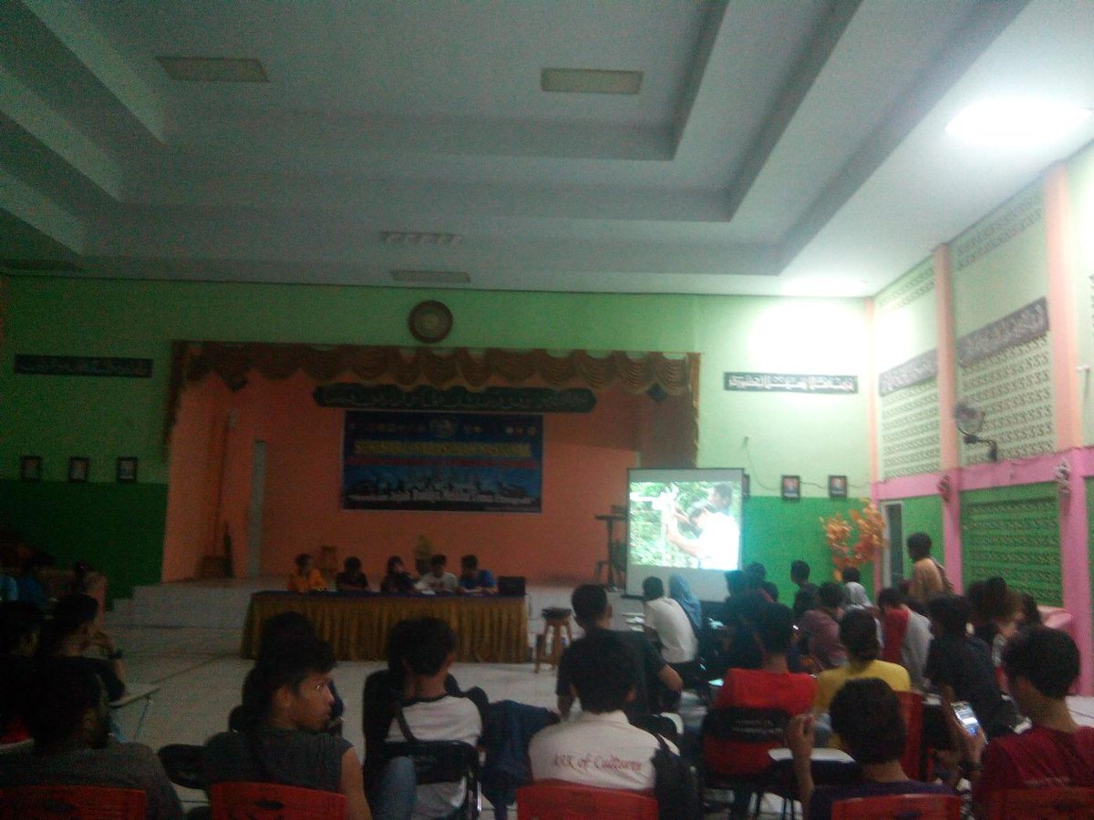 ksbhuman's tweet photo. presentasi pertama: pemutaran film dari univ. Tadulako #sarasehanjkai #kendari2014 http://t.co/B1BAWEQdSk