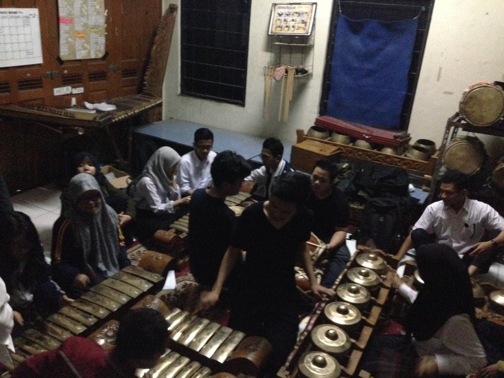 SWS_unitel's tweet photo. Malam ini ada latihan degung bersama teh @Rantiraran @runisn di rorompok SWS. Semangat akang teteh 😊 http://t.co/aeXnASu1GK