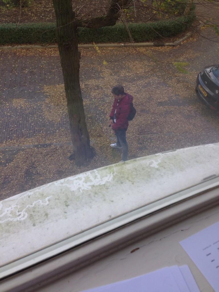 Roezig's tweet image. Als je voor m'n huis gaat wildplassen zet ik je met je piemel op het internet mafketel