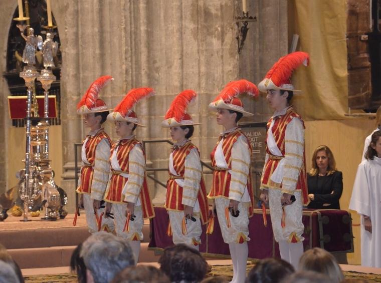 unpocodesevilla's tweet photo. #Sevilla ¿Algo más sevillano que un Seise bailándole al Santísimo o  Inmaculada?seguro que no http://t.co/8Q6KLcjUzh http://t.co/ZguwxdkJXL