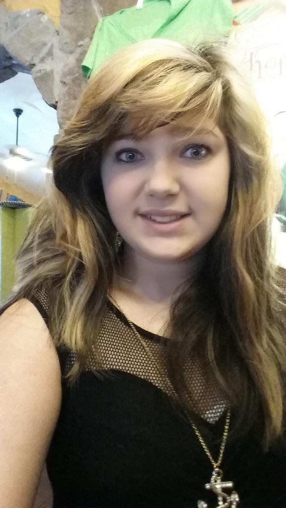 _SimpleMichaela's tweet image. Oh yeah did I mention I'm partially blonde? 💋👄💜💛💚💙😙😘😚