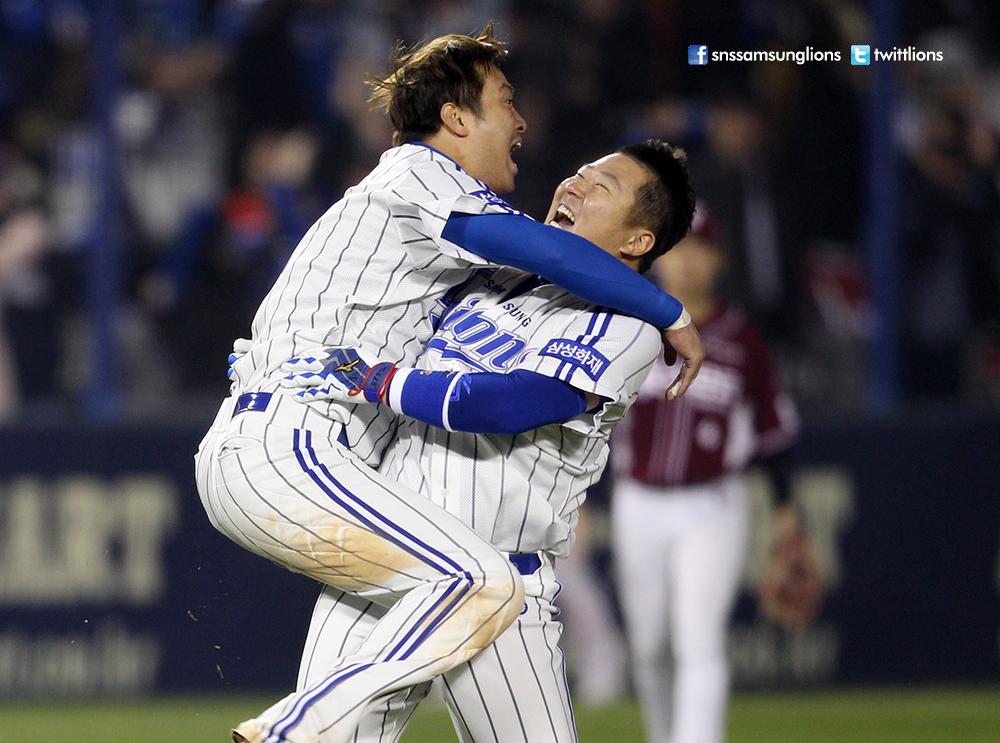 #gov8 삼성라이온즈는 10일 잠실구장에서 열린 한국시리즈 5차전에서 9회말 2사 후 '캡틴' 최형우의 극적인 끝내기 2루타로 넥센을 2대 1로 꺾으며 한국시리즈 우승까지 단 1승만을 남겨놓게 되었습니다.