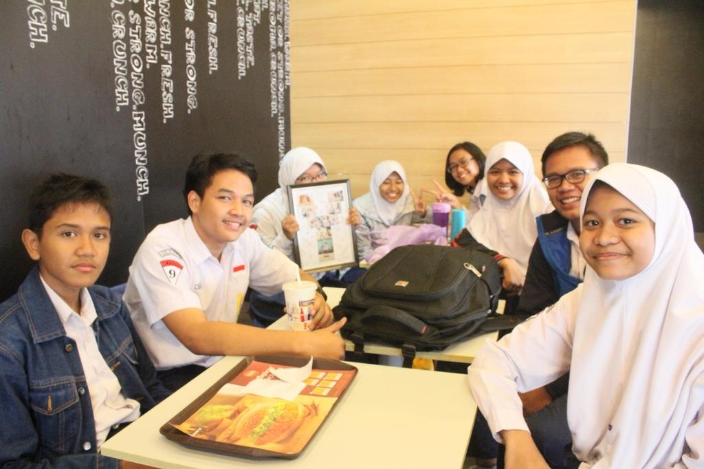 AnnsAprll's tweet photo. Tft yaaa @yorinalmira @bryan_akram @petln @fauzandinifadhi @hanindaa @Elsaa_sael @evitawu2 �� http://t.co/H06RJi8EVs