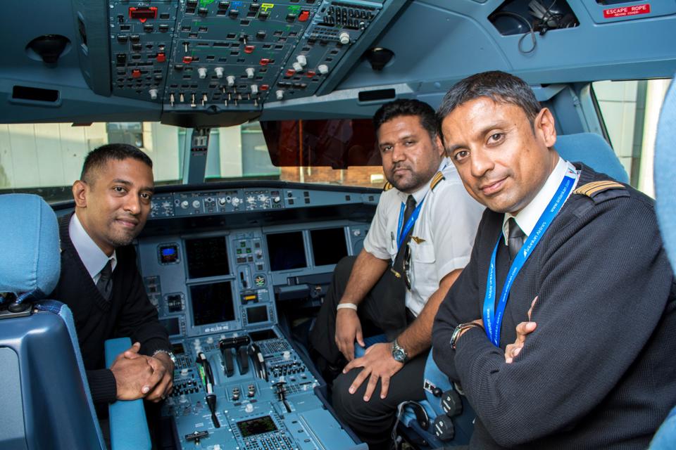 hashanfox's tweet photo. Crew of  inaugural flight #UL505 #VisitSriLanka #LHR #A330-300 #SrilankanAirlines http://t.co/G45DbLNNmP