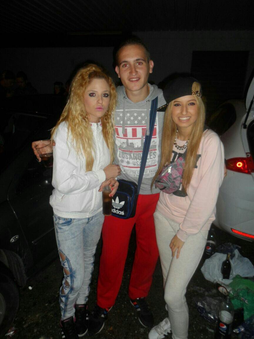 saaritta_1's tweet photo. "@Juankii_94: #Colombazo y . con mis guapas @saaritta_1 @carmensiitaa123 http://t.co/ojviWzXOMD"