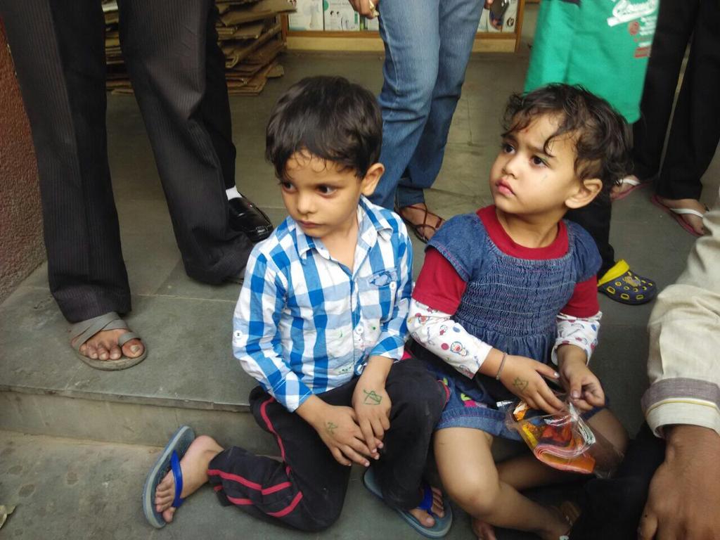 PandeyJaideep's tweet photo. Children found near Sipra Sun City, Indirapuram,#Gaziabad
Help reach their parents.Mob-9582993727 @DrKumarVishwas http://t.co/2c6QcBWbp6