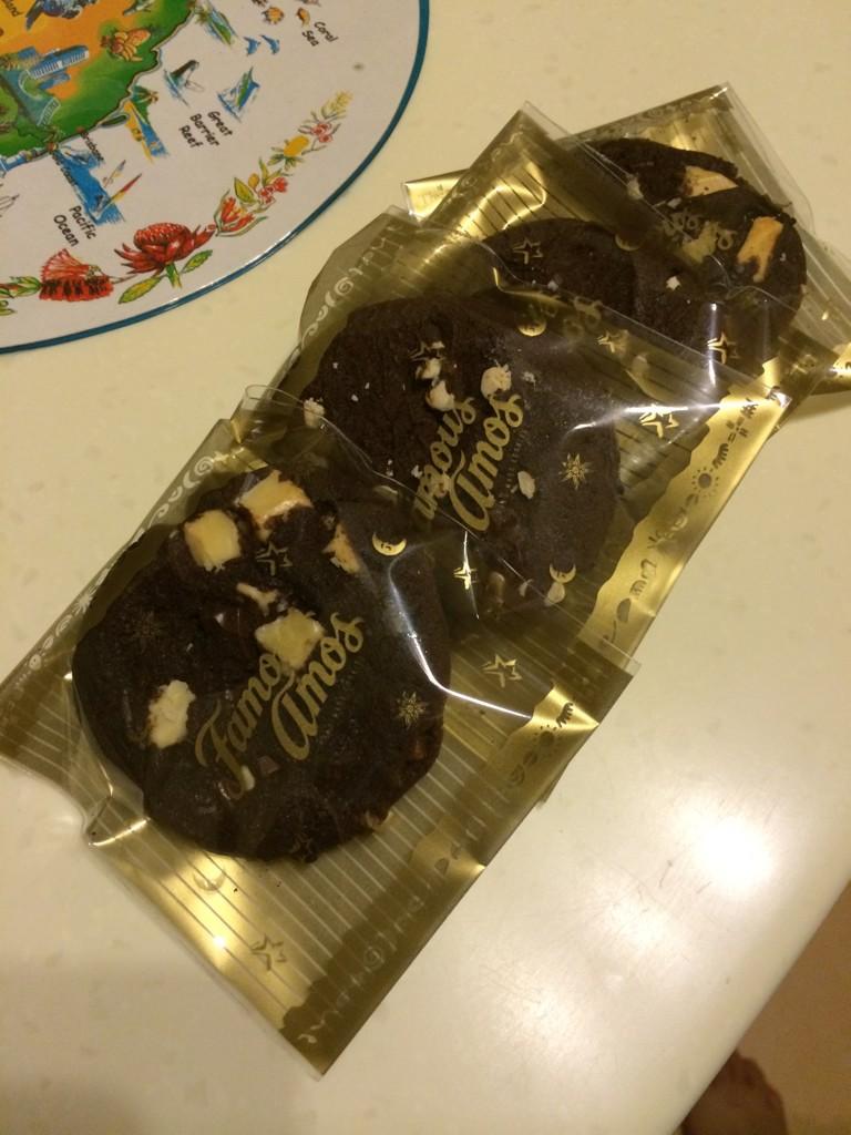 ezmeerputera's tweet photo. I've always thought subway's cookies are the best until my mom introduced me to this piece of heaven http://t.co/B3TgowovAt