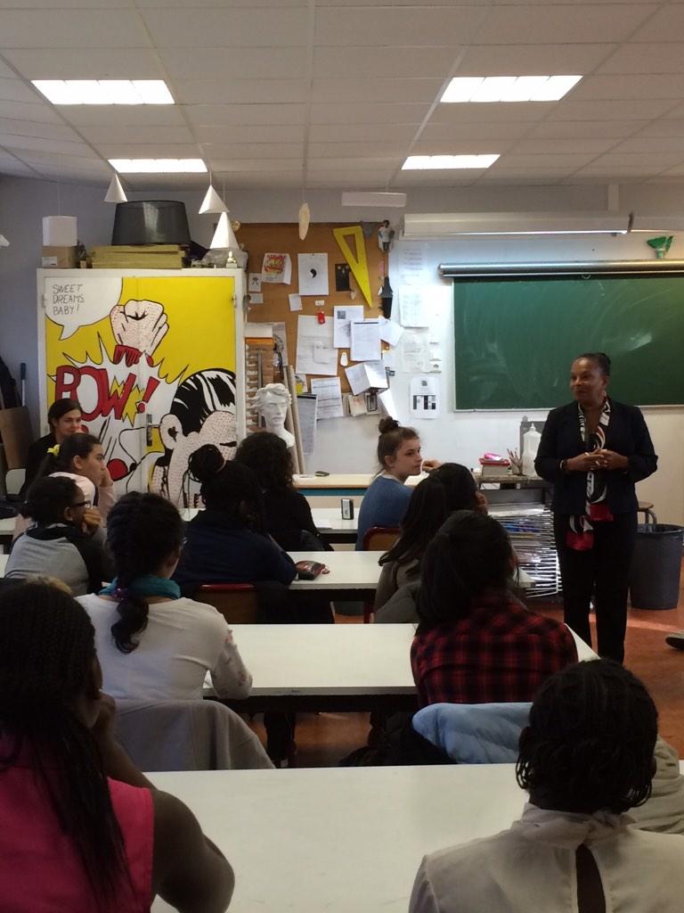 ChTaubira's tweet photo. Justice, éducation, démocratie au menu des échanges avec les élèves du collège Max Dormoy http://t.co/aNrrL3iHSe