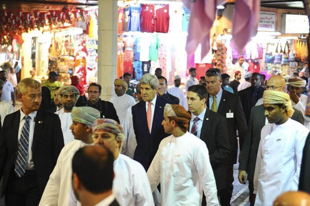 جون كيري - يتجول بسوق #مطرح