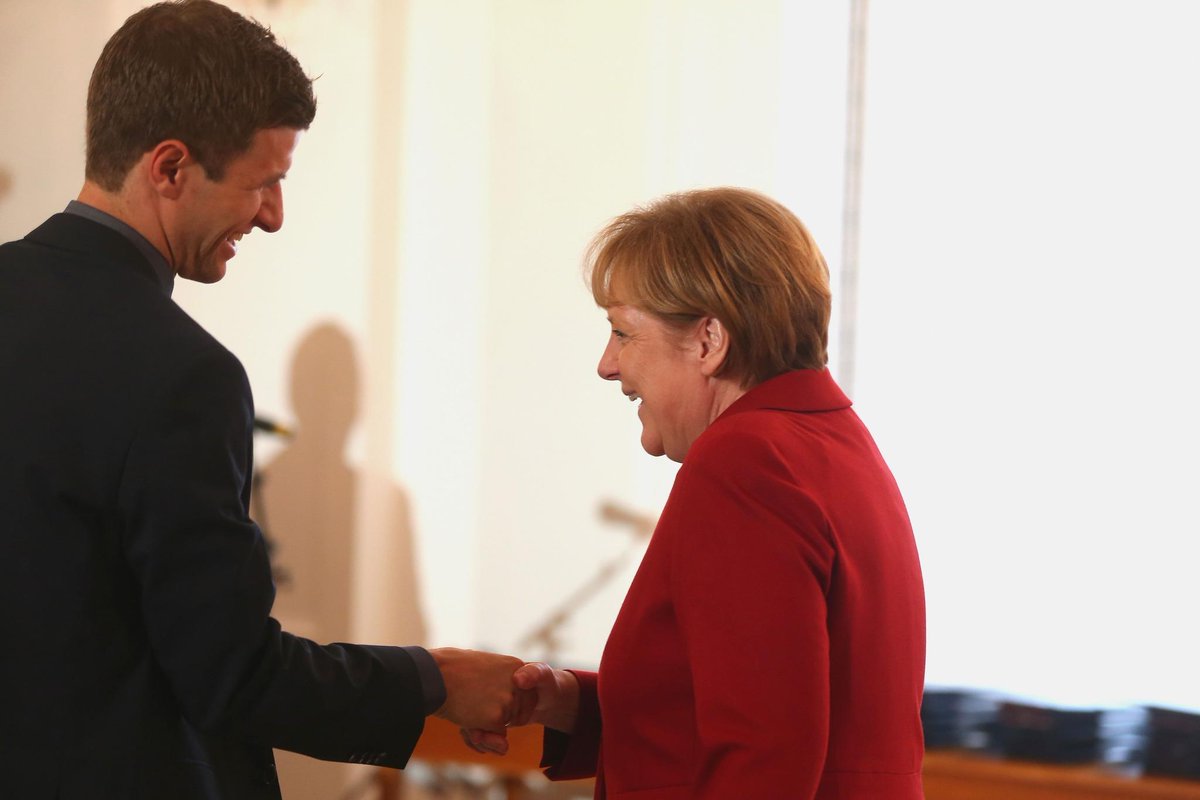 FCBayern's tweet photo. Höchste Ehre für #Lahm, @esmuellert_ &amp; Co. - WM-Helden erhalten Silbernes Lorbeerblatt von Bundespräsident #Gauck. http://t.co/iY5THKetLd