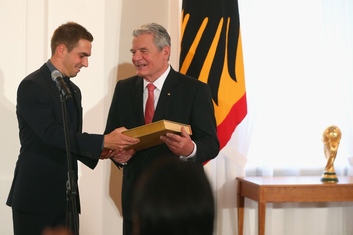 FCBayern's tweet photo. Höchste Ehre für #Lahm, @esmuellert_ &amp; Co. - WM-Helden erhalten Silbernes Lorbeerblatt von Bundespräsident #Gauck. http://t.co/iY5THKetLd