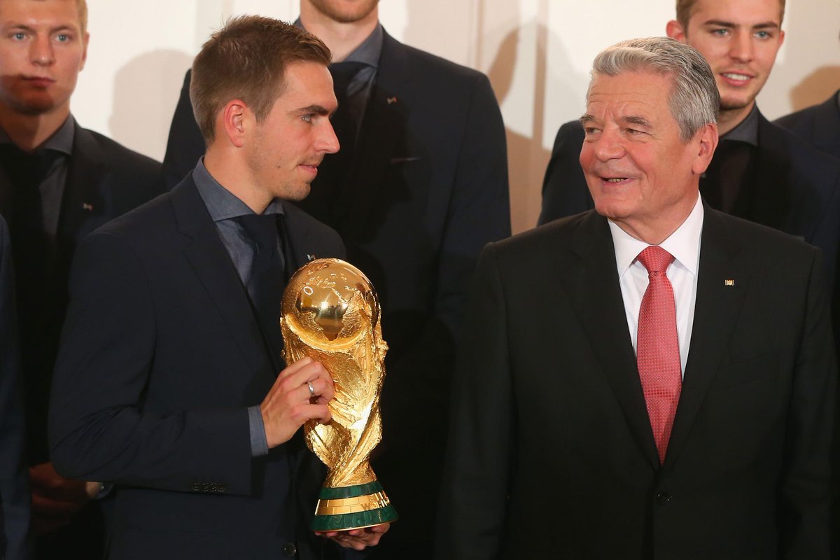 FCBayern's tweet photo. Höchste Ehre für #Lahm, @esmuellert_ &amp; Co. - WM-Helden erhalten Silbernes Lorbeerblatt von Bundespräsident #Gauck. http://t.co/iY5THKetLd