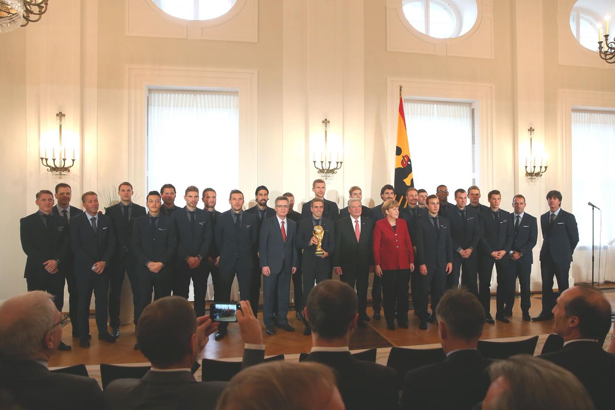 Höchste Ehre für #Lahm, <a href="/esmuellert_/">Thomas Müller</a> &amp; Co. - WM-Helden erhalten Silbernes Lorbeerblatt von Bundespräsident #Gauck.