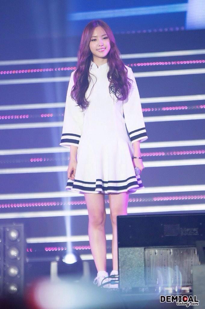 APink_INA's tweet photo. [FANTAKEN] 141109 Apink at Lotte Family Concert #에이핑크 :: NAEUN *7 By demical ~NC~ http://t.co/MXkrN0IaQz