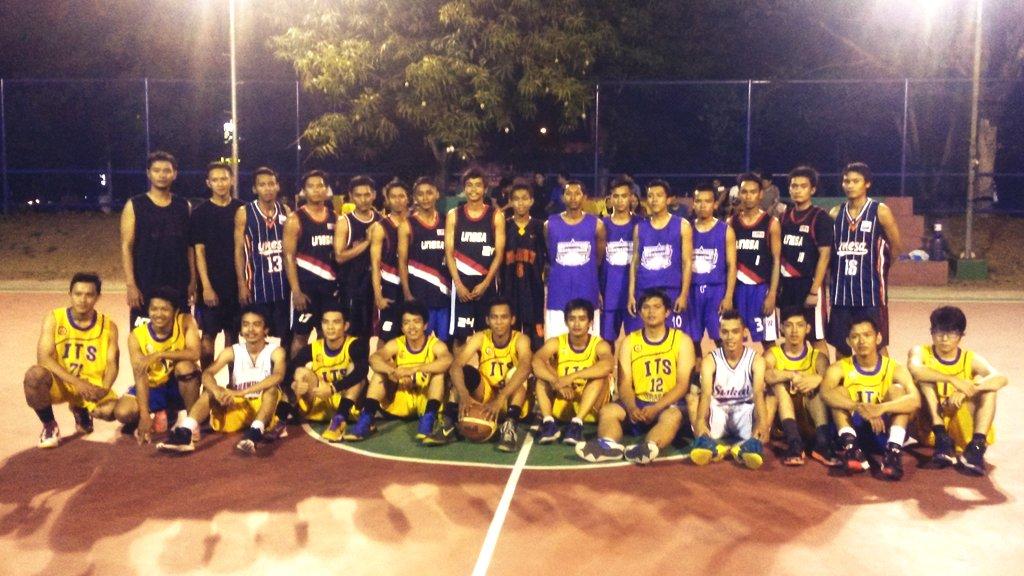 TimBasketUnesa's tweet photo. @TimBasketUnesa VS @ITS_Basketball (men) #Tuneupgame #UnesaHEROES http://t.co/OQ6V4KqMuu