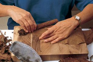 Este viernes de 11 a 15 nos visita Sonia, una cubana que mostrará el arte del armado de un Habano. 25 de Mayo 358