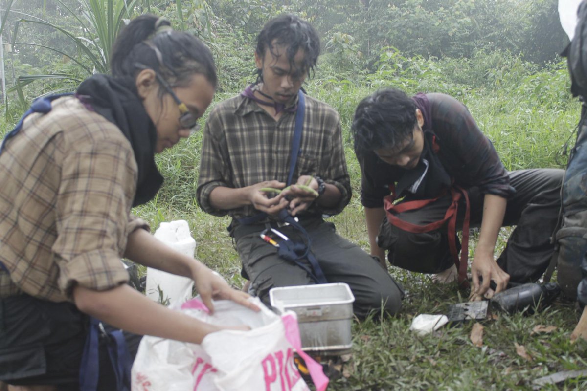 mapa_gunadarma's tweet photo. tiba saatnya memasak &amp; anggota muda mapa gunadarma sangat memperhatikan kalori disetiap masakan mereka #latepost http://t.co/sOqcmITH5E