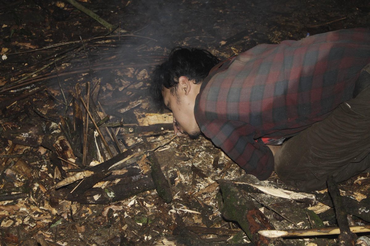 mapa_gunadarma's tweet photo. malam harinya para masing-masing kelompok anggota muda Mapa Gunadarma membuat api unggun #latepost http://t.co/BWUC1ZbTIE