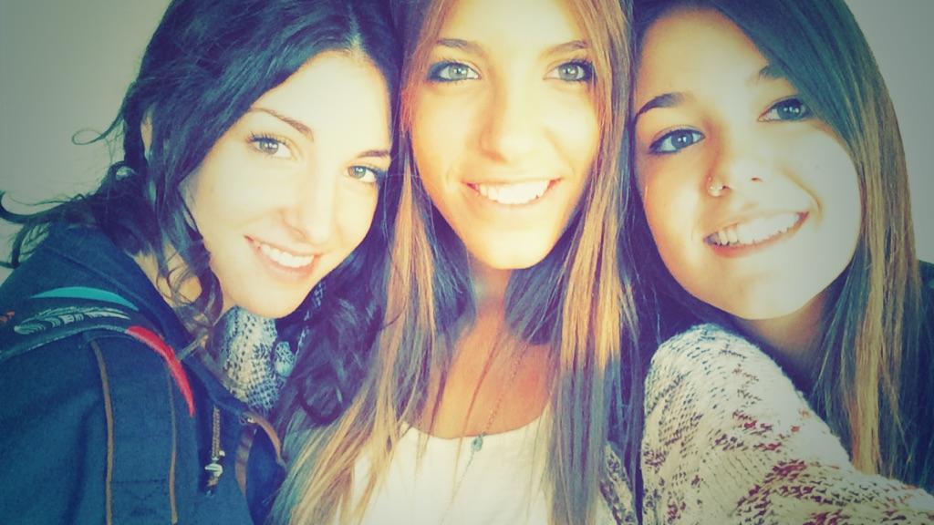 mariaher_7's tweet photo. Con ellas es más fácil pasar las mañanas de esta 💩 de curso 😊 os quiero 👭👭👌❤️🙊@luciaGN8 @maria_274 @mariamt15 http://t.co/8DsSarYbXq