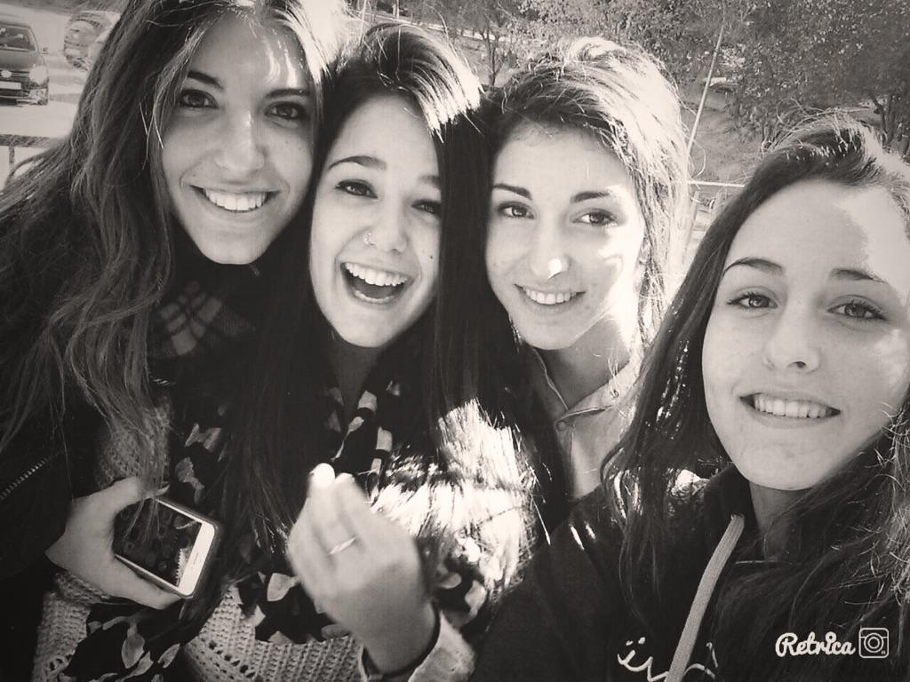 mariaher_7's tweet photo. Con ellas es más fácil pasar las mañanas de esta 💩 de curso 😊 os quiero 👭👭👌❤️🙊@luciaGN8 @maria_274 @mariamt15 http://t.co/8DsSarYbXq