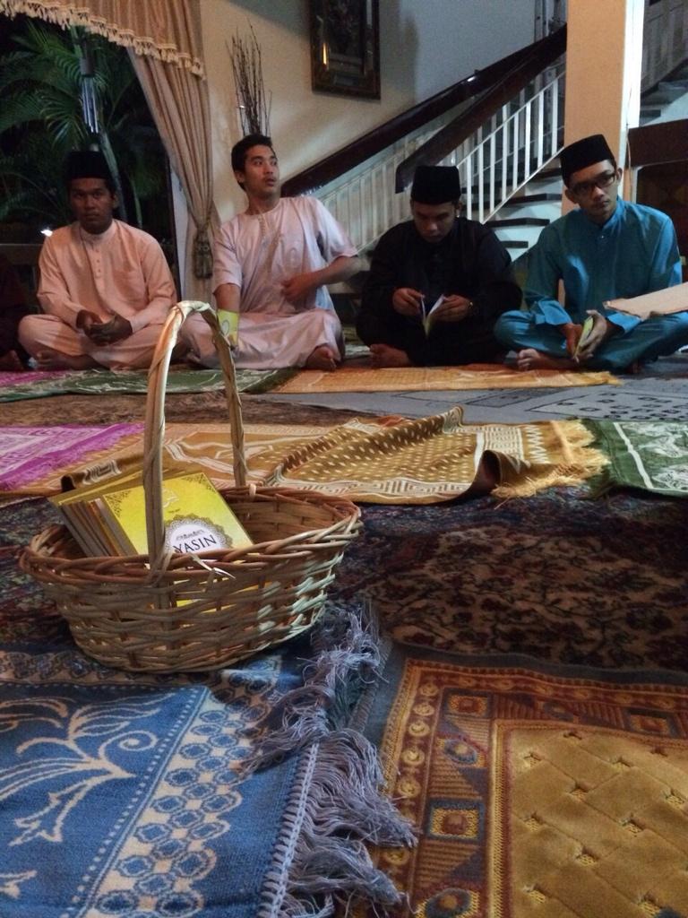 ezrannazareth's tweet photo. Terowbek sekali gambar tahlil di rumah koi 👌 siapa ambil gambar ni pun aku tak tahu haha @Haaziq_ @MyNameIsFaris http://t.co/lNTpNUceIN