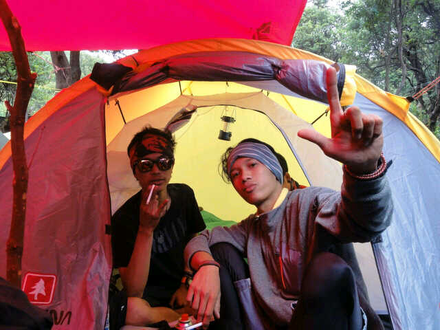 fadhlAnarchy's tweet photo. yoi ganteng yg hahahah RT @LukmanAji93: Kaya touris luh men klo pake kacamataa?? @fadhlAnarchy http://t.co/RHPnOEsdMB