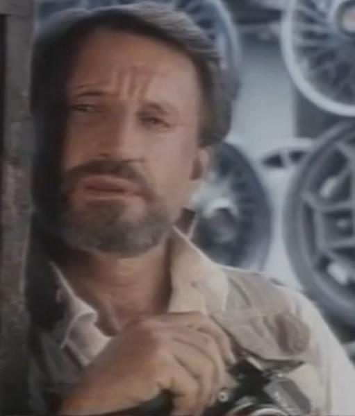 Happy Birthday to todays über-cool celeb w/an über-cool camera: ROY SCHEIDER in "Somebody Has to Shoot The Picture" 