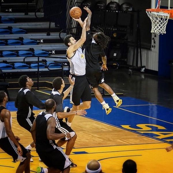 nbagleague's tweet photo. 4 days until we see more of this! #HeartOverHeight #MotivationMonday (photo via 5'7 @DLeagueWarriors PG @kiwis_back) http://t.co/vgSXxyfWEs