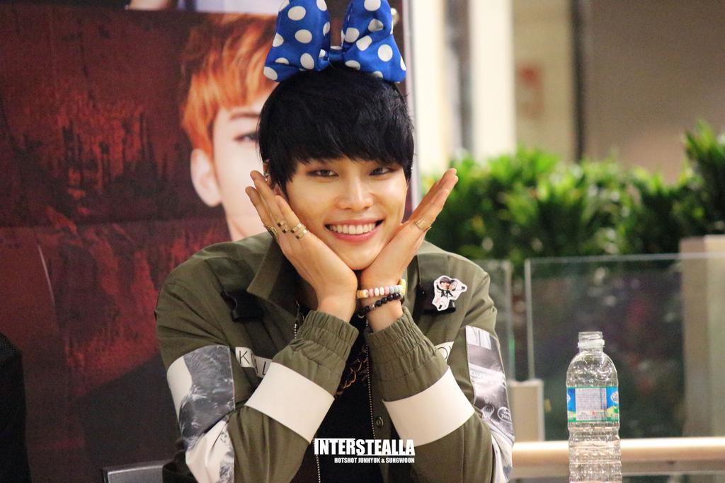 Interstealla's tweet photo. 141108 김포공항 팬싸인회 #준혁 고화질 3pics up #핫샷 #HOTSHOT #최준혁 주녀기꽃😍 http://t.co/rkYwghVEP4 @92JUNHYUK http://t.co/7dxMmReDtu