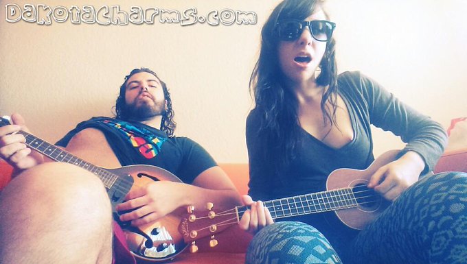 #MusicMondays #titsOut #nipslipru #ukulele #SmallInsturments @RussellGrandXXX http://t.co/LK4h09eNBn