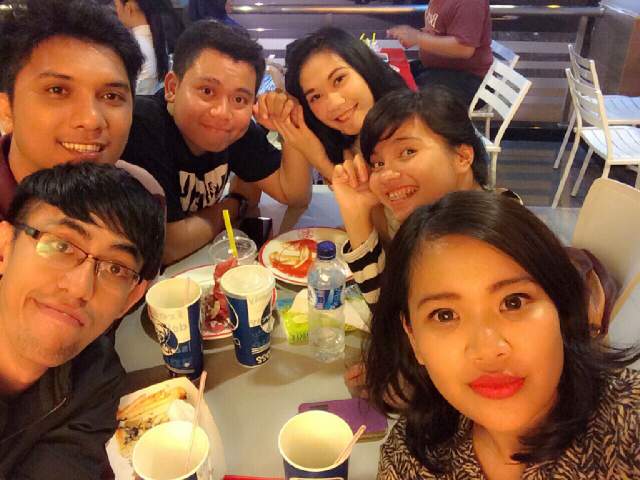 LiedyaSary's tweet photo. Kfc Tugu tani at 21:00 - 00:00 wib with Samby.elizabeth.David.Hans.Heri http://t.co/rJ6ZQEBoo9