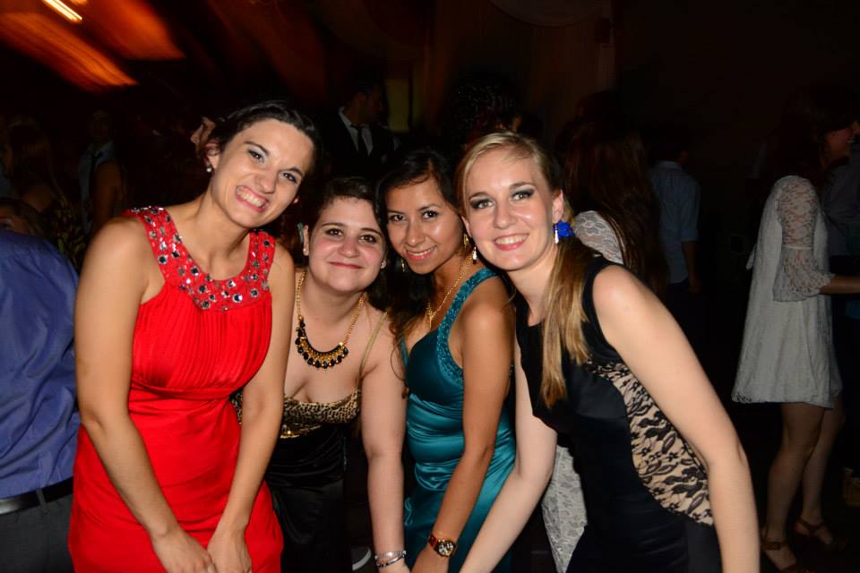 naadiarey's tweet photo. Las quiero lindas!! #GraduacionKinesio @Shir314 @fabianaa20 #Olgui http://t.co/5OykQGjmxE