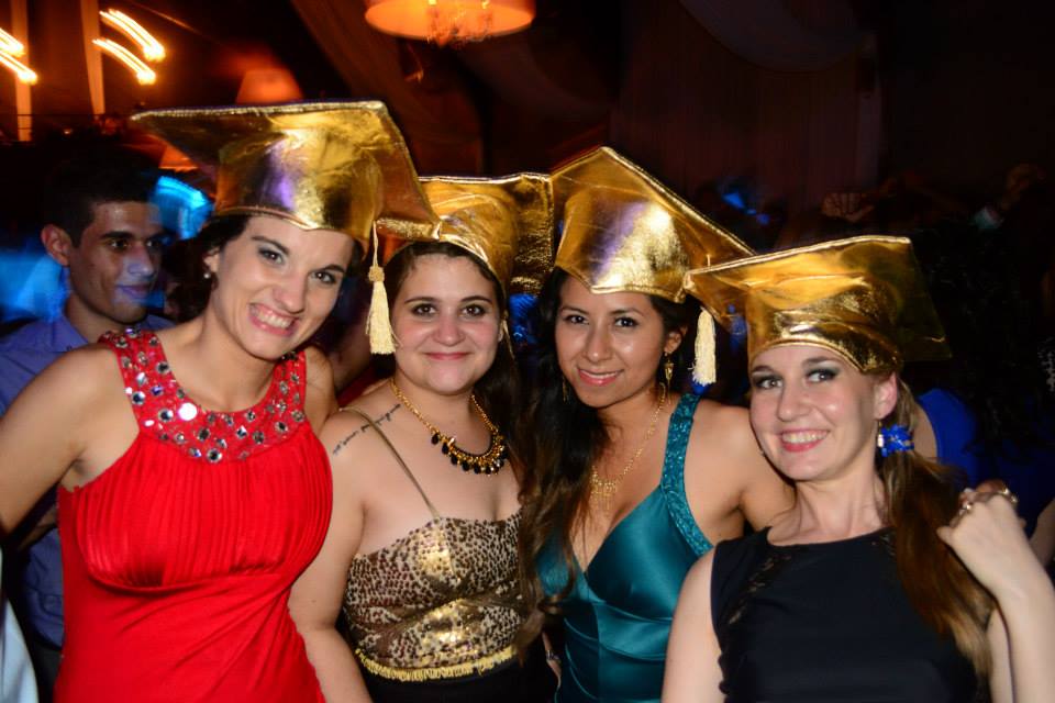 naadiarey's tweet photo. Las quiero lindas!! #GraduacionKinesio @Shir314 @fabianaa20 #Olgui http://t.co/5OykQGjmxE