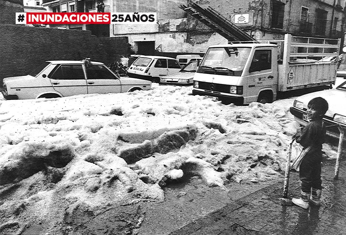 DiarioSUR's tweet image. #inundaciones25años #Málaga | Buscamos a este niño que posa ante un río de granizo. ¿Eres tú? diariosur.es/malaga-capital…