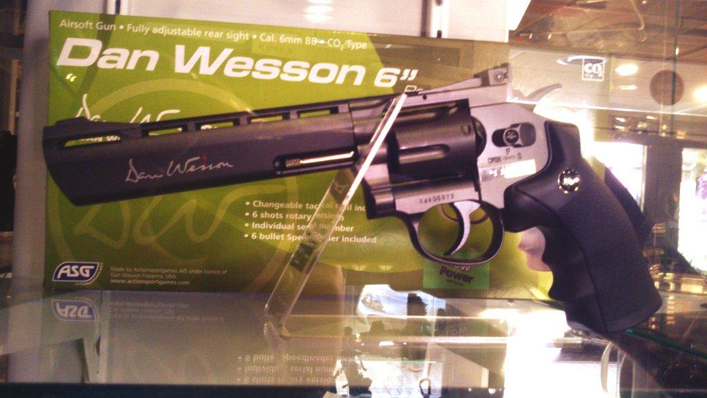 AirsoftGallardo's tweet photo. Los lunes un poquito de #TheWalkingDead. No todos pueden eliminar al estilo Rick grhimes!! #airsoftgun #onlygallardo http://t.co/daV1B0OYxX