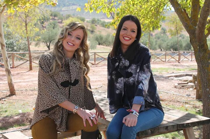 Kaastlan's tweet photo. @Nataliia_kaiya y @anitamontalva os enseñan nuestras nuevas capas. Un complemento ideal para esta temporada http://t.co/nOl6dk1oNB