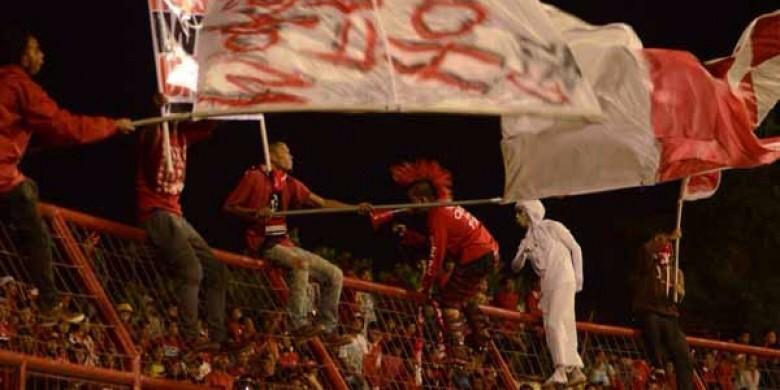 Kami rindu suasana ini, memerahkan stadion dan bernyanyi dan menyemangati tim kebanggan kami #psmewako #ewakolaj