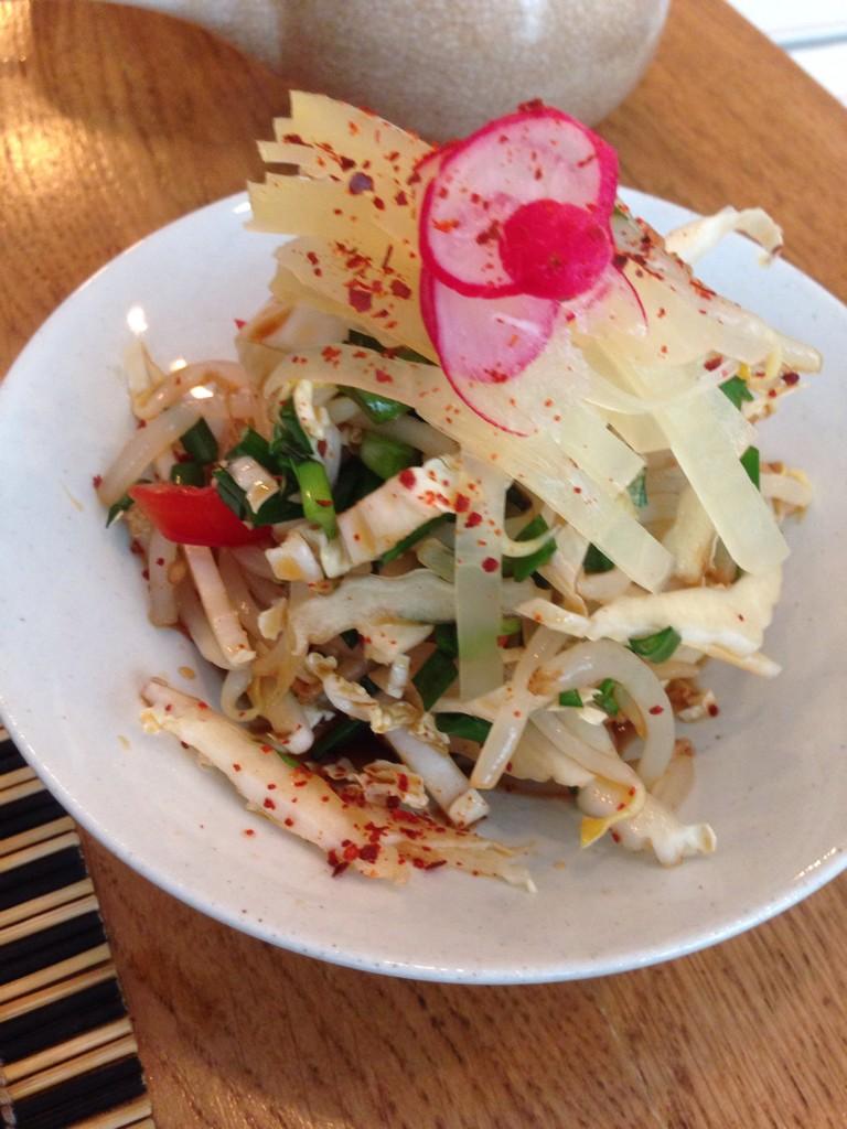 ClotildeRoux's tweet photo. Salade coréenne du #mandoobar #yuzu http://t.co/yw8E3weksW